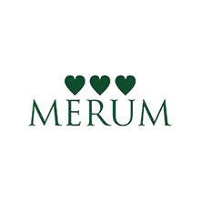 Logo des Magazins Merum mit drei grünen Herzen über dem Schriftzug für die Höchstbewertung.