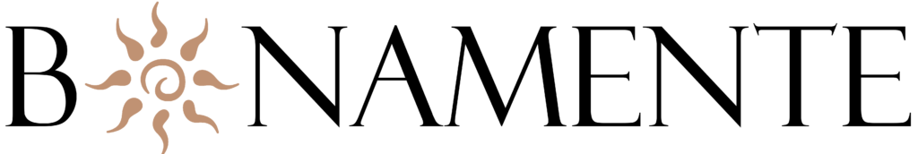 Logo der Marke „BONAMENTE“, bei dem der Buchstabe „O“ durch eine stilisierte, hellbraune Sonne mit einer Spirale im Zentrum ersetzt ist. Die restlichen Buchstaben sind in schwarzer Serifenschrift gehalten.